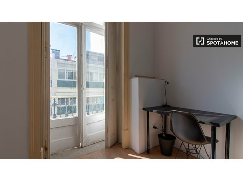 Zimmer zu vermieten in 8-Zimmer-Wohnung in Arroios, Lissabon - Zu Vermieten