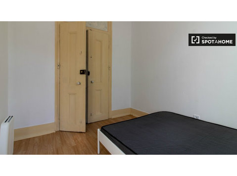 Stanza in affitto in appartamento con 8 camere da letto ad… - In Affitto