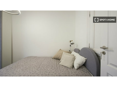 Zimmer zu vermieten in 8-Zimmer-Wohnung in Arroios, Lissabon - Zu Vermieten