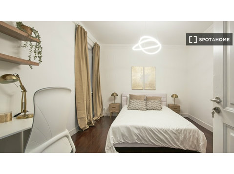 Room for rent in 8-bedroom apartment in Arroios, Lisbon - الإيجار