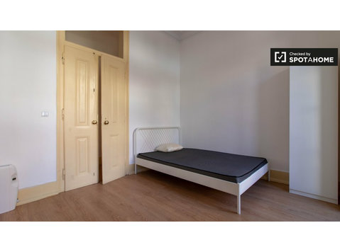 Room for rent in 8-bedroom apartment in Arroios, Lisbon - Za iznajmljivanje
