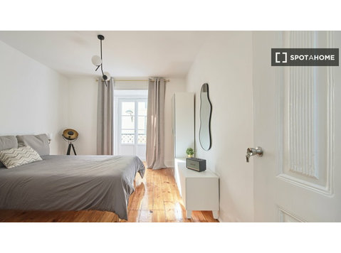 Bairro Alto, Lizbon'da 8 yatak odalı dairede kiralık oda - Kiralık