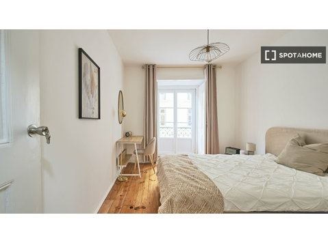 Room for rent in 8-bedroom apartment in Bairro Alto, Lisbon - For Rent