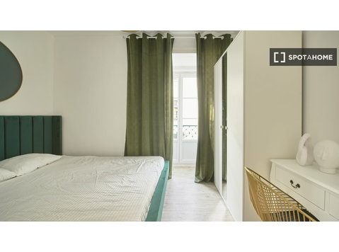 Zimmer zu vermieten in einer 8-Zimmer-Wohnung im Bairro… - Zu Vermieten