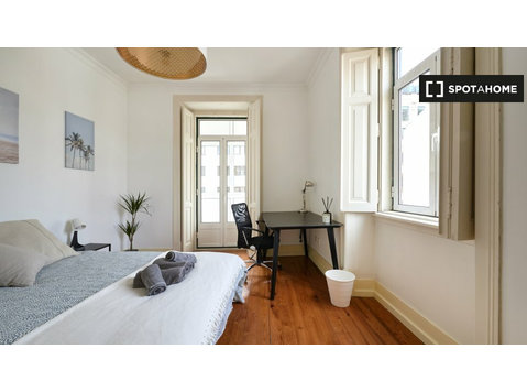 Zimmer zu vermieten in 8-Zimmer-Wohnung in Lissabon - Zu Vermieten