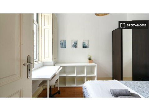 Room for rent in 8-bedroom apartment in Lisbon - Til leje