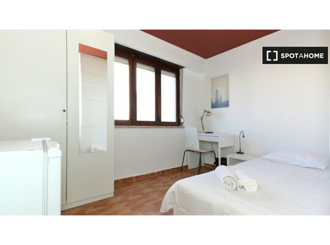 Lizbon'da 8 yatak odalı dairede kiralık oda - Kiralık
