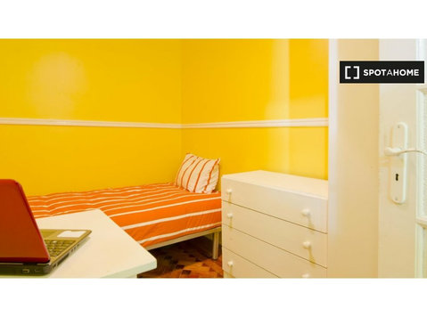 Lizbon'da 8 yatak odalı dairede kiralık oda - Kiralık
