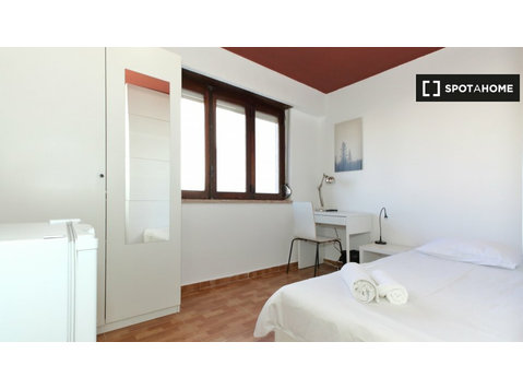 Zimmer zu vermieten in 8-Zimmer-Wohnung in Lissabon - Zu Vermieten