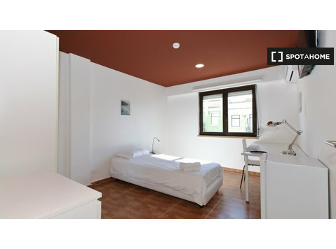 Zimmer zu vermieten in 8-Zimmer-Wohnung in Lissabon - Zu Vermieten