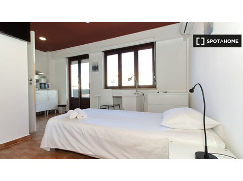 Zimmer zu vermieten in 8-Zimmer-Wohnung in Lissabon - Zu Vermieten