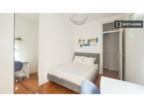 Se alquila habitación en apartamento de 8 habitaciones en… - Alquiler