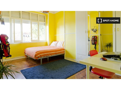 Chambre à louer dans un appartement de 8 chambres à Lisbonne - À louer