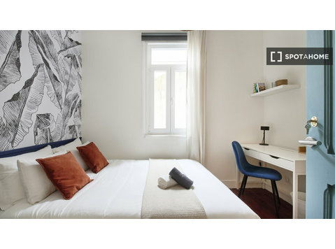 Santa Cruz, Lizbon'da 8 yatak odalı dairede kiralık oda - Kiralık