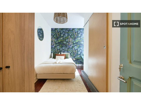 Room for rent in 8-bedroom apartment in Santa Cruz, Lisbon - Kiadó