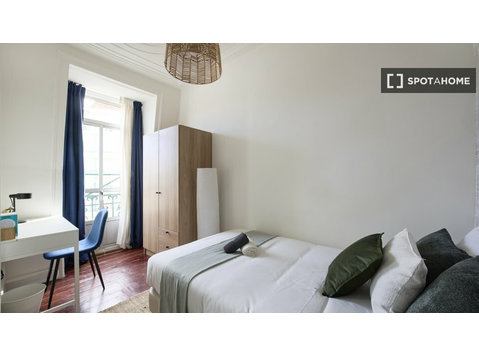 Room for rent in 8-bedroom apartment in Santa Cruz, Lisbon - Til leje