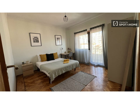 Room for rent in 8-bedroom apartment in Xabregas, Lisbon - For Rent