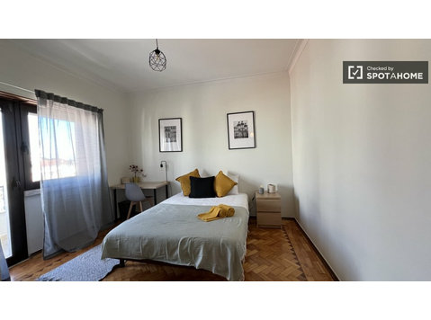 Room for rent in 8-bedroom apartment in Xabregas, Lisbon - 空室あり