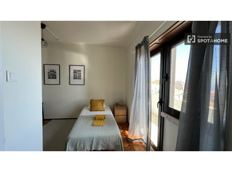 Lizbon Xabregas'ta 8 yatak odalı dairede kiralık oda - Kiralık