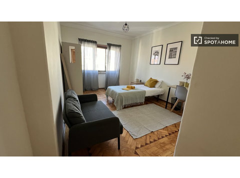 Lizbon Xabregas'ta 8 yatak odalı dairede kiralık oda - Kiralık