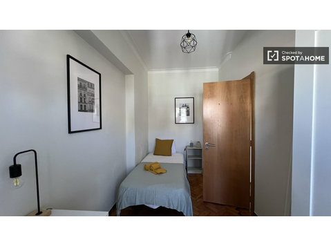 Zimmer zu vermieten in einer 8-Zimmer-Wohnung in Xabregas,… - Zu Vermieten