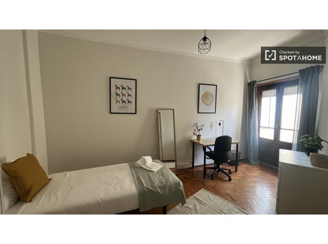 Aluga-se quarto em apartamento T8 em Santa Apolónia, Lisboa - Aluguel