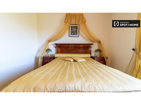 Zimmer zu vermieten in 8-Zimmer-Haus in Sintra, Lissabon - Zu Vermieten