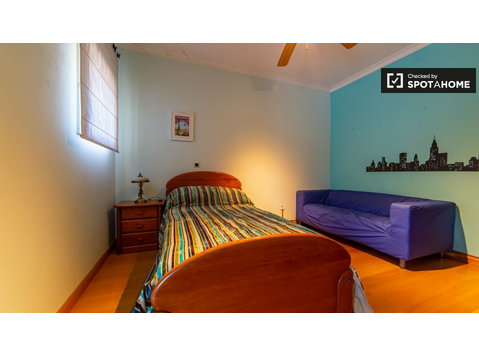 Zimmer zu vermieten in 8-Zimmer-Haus in Sintra, Lissabon - Zu Vermieten