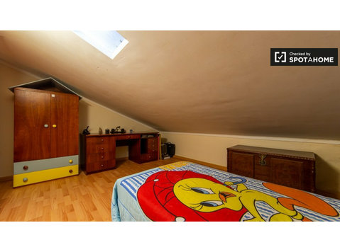 Camera in affitto in una casa con 8 camere da letto a… - In Affitto