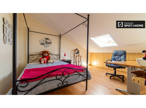 Camera in affitto in una casa con 8 camere da letto a… - In Affitto