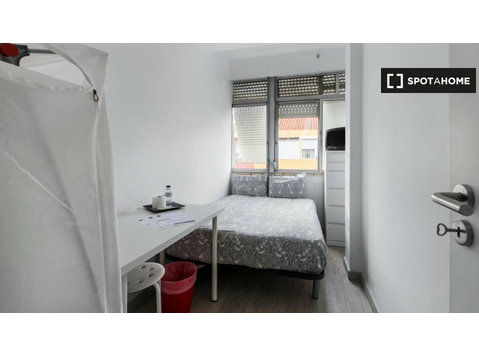 Zimmer zu vermieten in 9-Zimmer-Wohnung in Amadora, Lissabon - Zu Vermieten