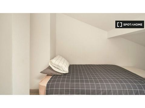 Stanza in affitto in appartamento con 9 camere da letto ad… - In Affitto