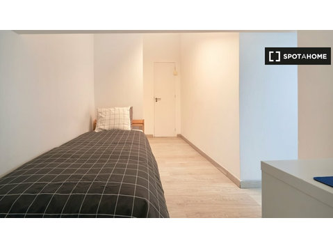 Room for rent in 9-bedroom apartment in Amadora, Lisbon - Na prenájom