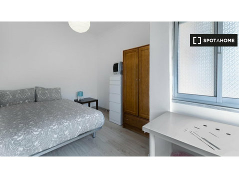 Lizbon, Amadora'da 9 yatak odalı dairede kiralık oda - Kiralık