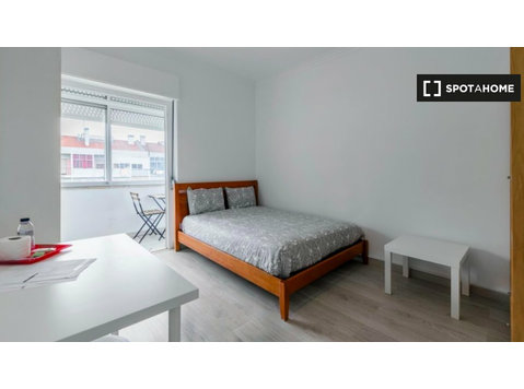 Zimmer zu vermieten in 9-Zimmer-Wohnung in Amadora, Lissabon - Zu Vermieten