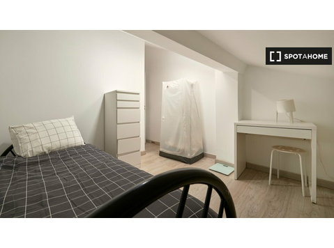 Stanza in affitto in appartamento con 9 camere da letto ad… - In Affitto