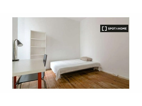 Room for rent in 9-bedroom apartment in Areeiro, Lisbon - เพื่อให้เช่า