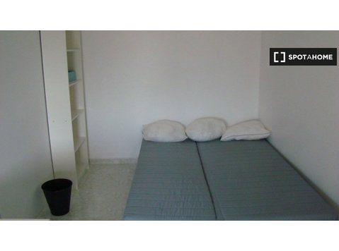 Room for rent in 9-bedroom apartment in Areeiro, Lisbon - For Rent