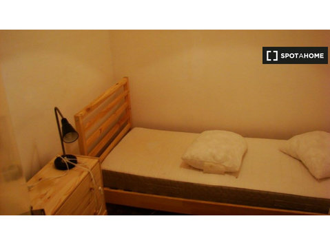Lizbon Areeiro'da 9 yatak odalı dairede kiralık oda - Kiralık