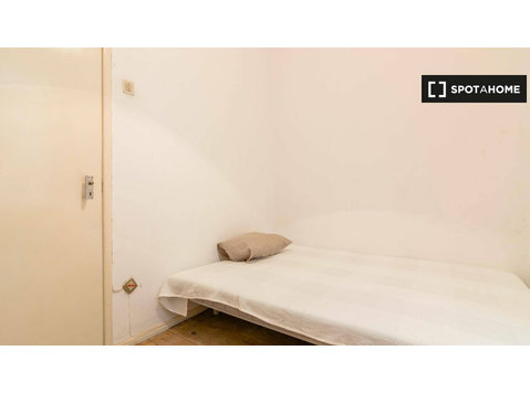 Lizbon Areeiro'da 9 yatak odalı dairede kiralık oda - Kiralık