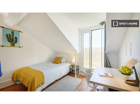 Habitación en alquiler en piso de 9 habitaciones en… - Alquiler
