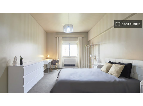 Room for rent in 9-bedroom apartment in Lisbon - Te Huur