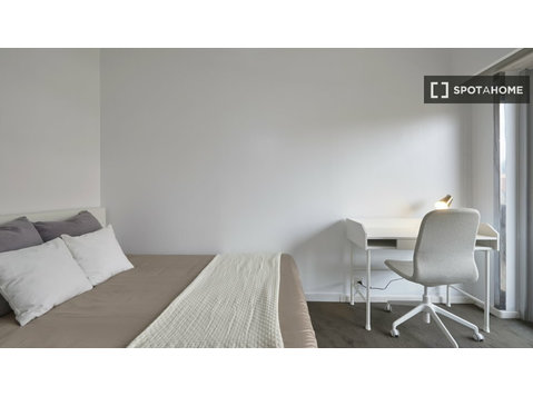 Room for rent in 9-bedroom apartment in Lisbon - Til leje
