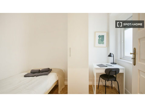 Zimmer zu vermieten in 9-Zimmer-Wohnung in Lissabon - Zu Vermieten