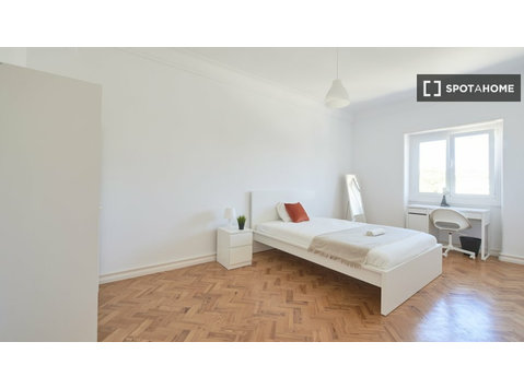 Room for rent in 9-bedroom apartment in Lisbon, Lisbon - เพื่อให้เช่า