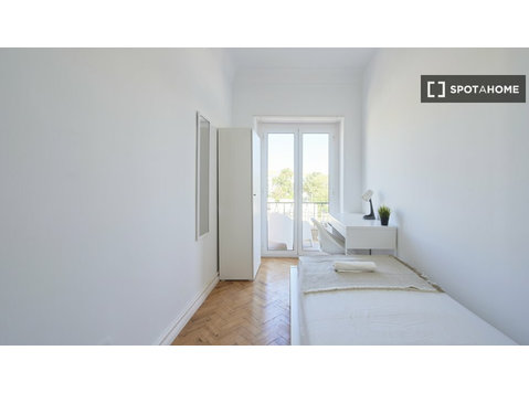 Alugo quarto em apartamento de 9 quartos em Lisboa, Lisboa - Aluguel