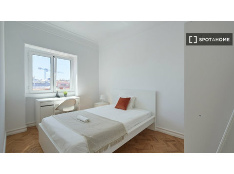 Alugo quarto em apartamento de 9 quartos em Lisboa, Lisboa - Aluguel