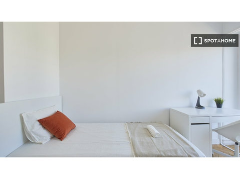 Lizbon, Lizbon'da 9 yatak odalı dairede kiralık oda - Kiralık