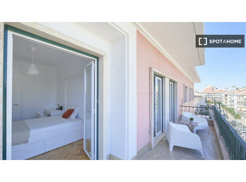 Lizbon, Lizbon'da 9 yatak odalı dairede kiralık oda - Kiralık