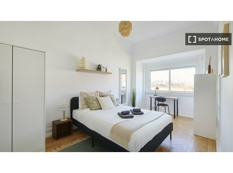 Chambre dans un appartement de 9 chambres à Lisbonne - À louer